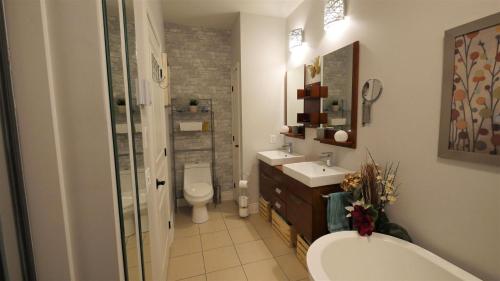 布罗蒙Le 204 Champlain Bromont的浴室配有卫生间、盥洗盆和淋浴。