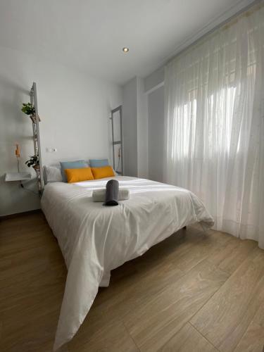 安特克拉Apartamento Andalucía Centro II的一间卧室配有一张带白色床单的大床
