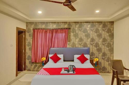 维沙卡帕特南The Royal Comforts的一间卧室配有一张带红色枕头的大床