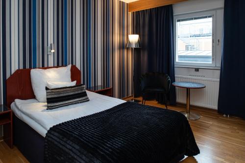 胡迪克斯瓦尔斯塔特优质酒店的酒店客房设有床、桌子和窗户。