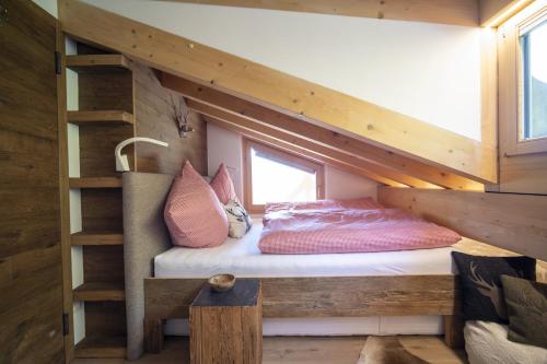 施库尔Bergchalet Flöna的一间卧室配有一张双层床和梯子