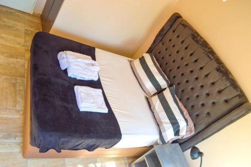 哈拉雷Fantastic location 1-Bed Apartment in Harare的一张小床,位于客房的角落