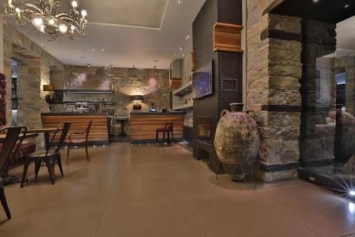 的里雅斯特福尔姆精品酒店的一间设有石墙和桌椅的用餐室