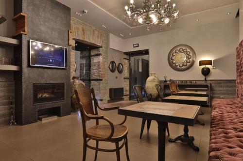 的里雅斯特福尔姆精品酒店的客厅配有桌子和壁炉