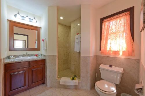 霍普金斯Seiri del Mar的浴室配有卫生间、盥洗盆和淋浴。