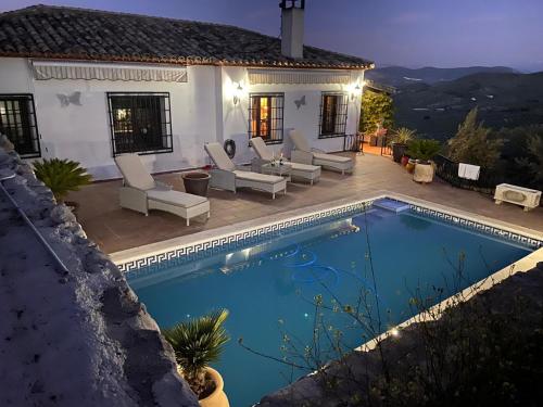 Ermita NuevaLuxury Spanish Country House close to Granada & Sierra Nevada的别墅前设有游泳池