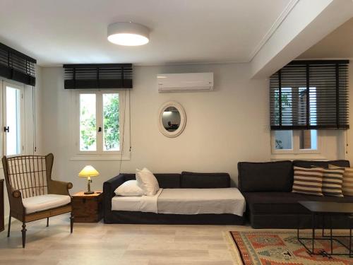 雅典雅典卫城SV公寓的客厅配有沙发和1张床