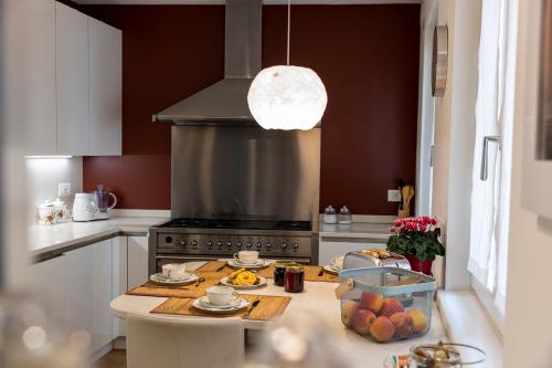 特伦托Casetta al centro的厨房配有炉灶和水果桌。