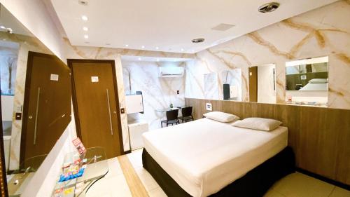 纳塔尔Motel Ceki Sabe的一间卧室配有一张床和一张书桌