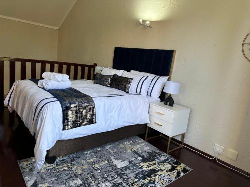 SandtonLuxurious Loft Condo in Fourways - A Hotel Experience with a Personal Touch的卧室配有一张带白色床单和枕头的大床。