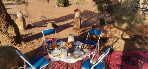 姆哈米德Camp M'hamid Ras N'khal的海滩上的桌椅,配有桌椅