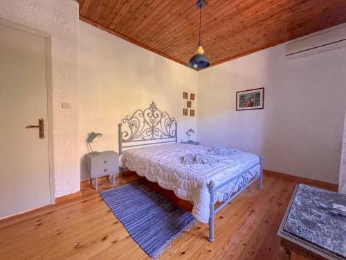 季亚科普通Casa Calma Villa Greece的一间卧室设有一张床和木制天花板