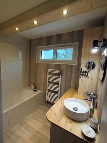 Pauappartement T2 - 4 personnes的一间带水槽和卫生间的浴室以及窗户。