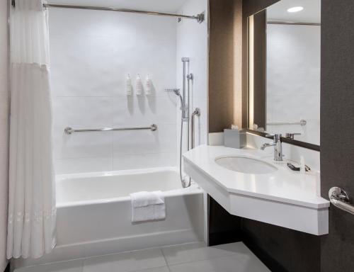 布鲁克林纽约布鲁克林桥万豪酒店 的白色的浴室设有水槽和淋浴。