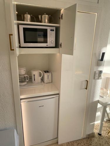 多列毛利诺斯VistaSol的厨房配有微波炉和小冰箱