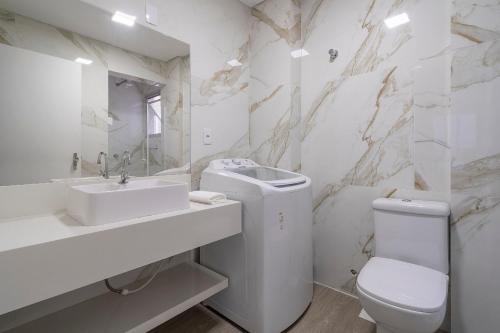 伊塔佩马Apto com churrasqueira privativa Itapema-SC CPE203的白色的浴室设有水槽和卫生间。