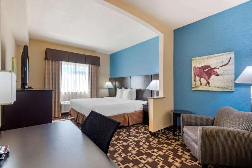 阿林顿北阿林顿/大草原城市套房酒店的酒店客房带一张床、一张桌子和椅子