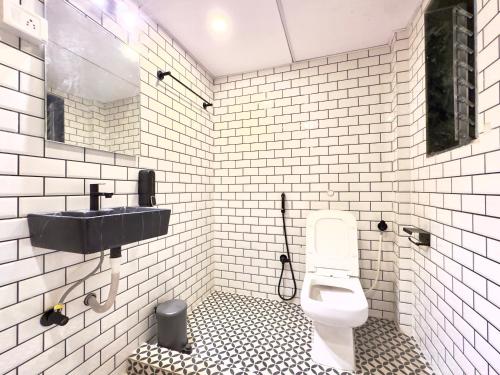孟买Locomo Express - Stay Work Eat的白色的浴室设有水槽和卫生间。