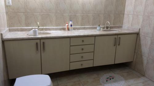 布卢梅瑙CASA ACONCHEGANTE PROXIMO VILA GERMÂNICA的一间带双人盥洗盆和卫生间的浴室