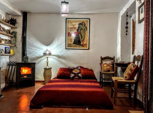 奥尔维拉Lemon Tree Patio的一间卧室设有一张床和一个壁炉