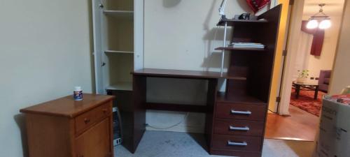 奇廉Departamento chillan的配有木桌和木梳妆台的办公室