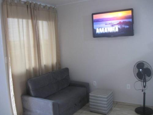 马沙蒂纽Cabana econômica com 2 quartos的客厅配有沙发和电视。