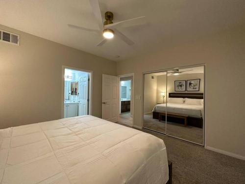 梅斯基特Mesquite Retreat 2 Bd Condo by Cool Properties LLC的卧室配有一张白色大床和镜子