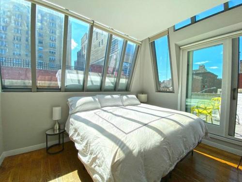 纽约Gorgeous Three Bedroom West Village Townhouse的一间卧室,配有一张床和一束窗户