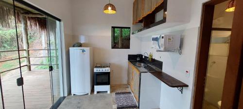 伊利亚贝拉Villa Girassol的一间带冰箱和水槽的小厨房