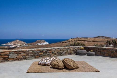 伊奥斯乔拉Ambiente Luxury Suites的一组面包坐在石墙的顶部