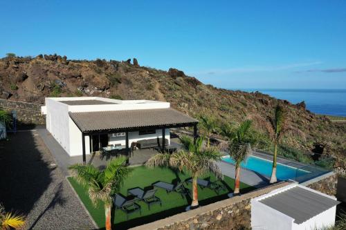 Los LlanillosCasa La Picota的享有带游泳池的房屋的空中景致