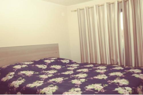 马沙蒂纽Cabana com dois quartos的一间卧室配有一张带蓝白色毯子的床