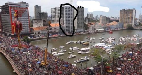 累西腓Melhor localização Recife até 8 pessoas的一群观看赛船的人