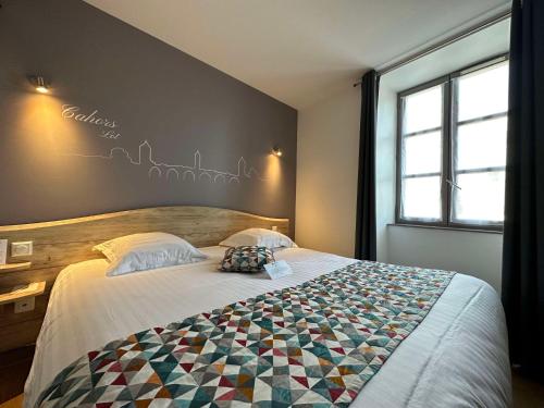 菲雅克朋杜贝斯特韦斯特酒店的一间卧室配有床,床上装有被子