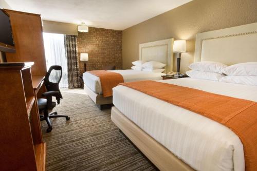 奥斯汀Drury Inn & Suites Austin North的酒店客房配有两张床和一张书桌
