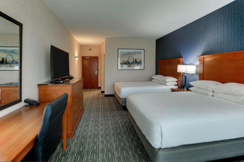 阿诺德阿诺德圣路易斯德鲁酒店的酒店客房设有两张床和电视。