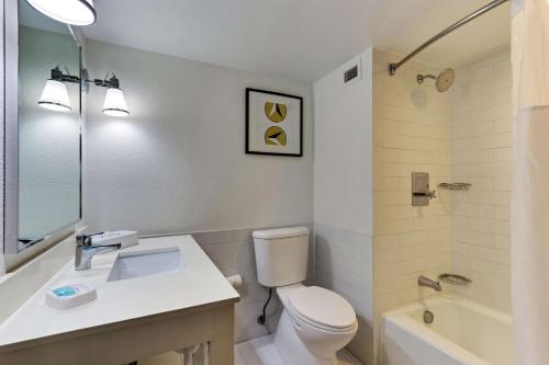 圣安东尼奥Drury Inn & Suites San Antonio Airport的浴室配有卫生间、盥洗盆和浴缸。