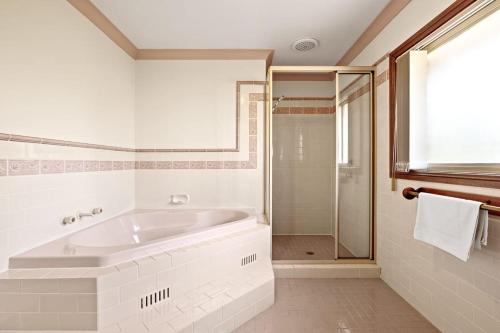 PymbleDouble Room in Gordon near Train & Bus Sleeps 1的白色的浴室设有浴缸和淋浴。