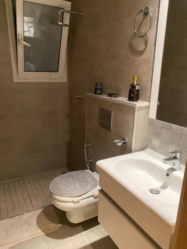 苏塞luxe et confort appartement Sahloul 4的一间带卫生间和水槽的浴室