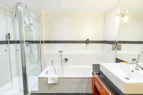 上韦瑟尔DAS WESEL - DEIN HOTEL AM RHEIN的带淋浴、浴缸和盥洗盆的浴室