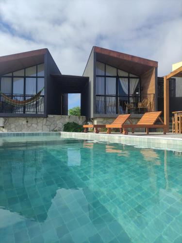 蒙蒂达斯加梅莱拉斯CHALE VILAALICE的房屋前的大型游泳池