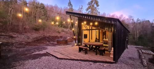 RecintoCabaña en el bosque-Termas de Chillán的小屋设有木甲板和桌子