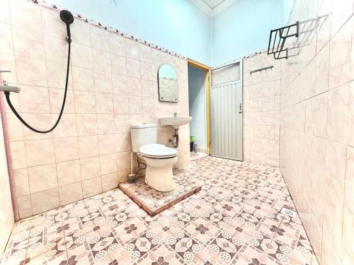巴东Wisma Mutiara的一间带卫生间和淋浴的浴室