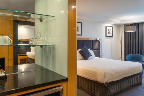 阿德莱德罗克福德阿德莱德酒店的酒店客房设有床和玻璃柜台
