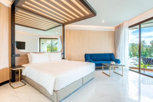 邦涛海滩Sole Mio Boutique Hotel and Wellness - Adults Only的一间卧室配有一张床和一张蓝色的沙发