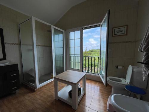 Porto FormosoApartamentos em Casa da Avó Inês的一间带水槽和卫生间的浴室以及窗户。