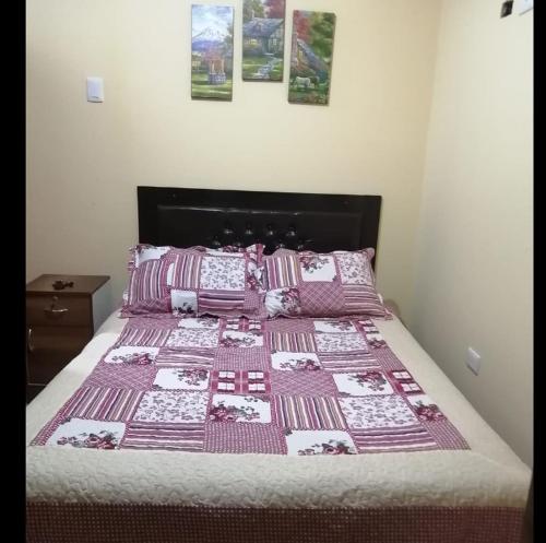 奇瓦伊ANDINOS DEL COLCA的一张床上有粉红色和白色的被子