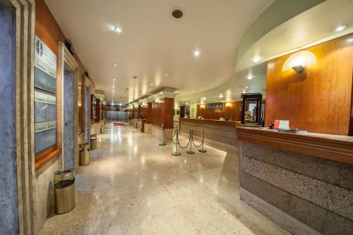 圣保罗Hotel Dan Inn Planalto São Paulo的走廊,建筑的长大厅,带有酒吧