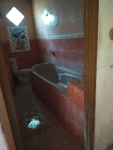 泗水banyu urip kidul regency的带浴缸和卫生间的浴室。