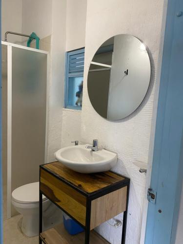 莱瓦镇RAPSoDIA HOSTEL的一间带水槽和镜子的浴室